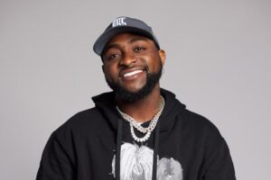 Davido extends kind gesture to a photographer