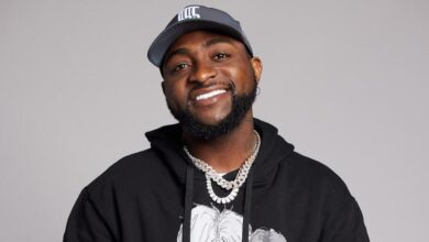 Davido extends kind gesture to a photographer